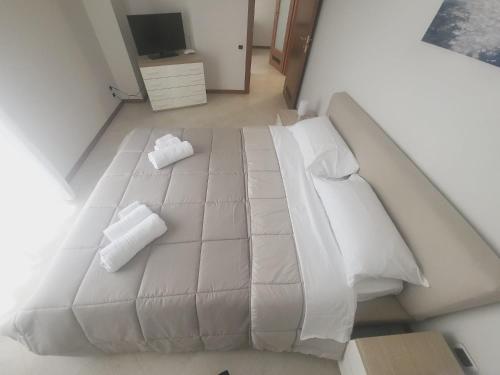 Een bed of bedden in een kamer bij Appartamenti Le Gemme