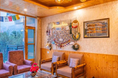 Ein Sitzbereich in der Unterkunft The 14 Gables, A Boutique Stay - Pet Friendly Hotel - Mountain View