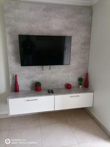 Una televisión o centro de entretenimiento en Mafini Villa