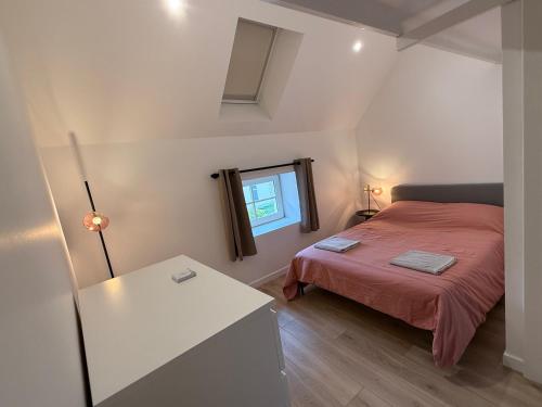 une petite chambre avec un lit et une fenêtre dans l'établissement L'écrin de Pommard, à Pommard