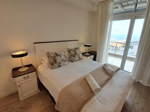 Ένα ή περισσότερα κρεβάτια σε δωμάτιο στο Stylish 3BR Apartment Monks View Plettenberg bay