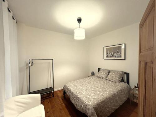 une chambre avec un lit et un miroir dans l'établissement Appartement Capitole Daurade, à Toulouse