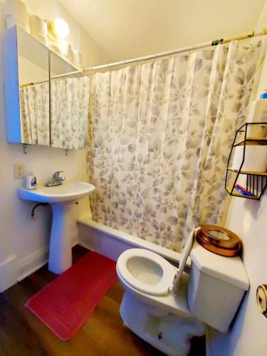 Un baño de Merj's Guest House in Wolesly