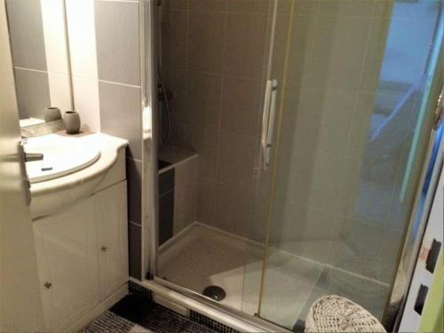 une salle de bain avec douche et lavabo dans l'établissement Accès direct plage pour ce superbe T2 moderne et fonctionnel - 6FR325, à Saint Cyprien Plage