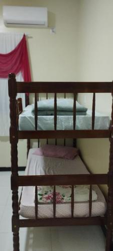 Etagenbett in einem Zimmer mit 2 Etagenbetten in der Unterkunft Apartamento em Penha in Penha