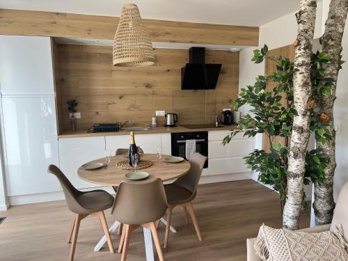 Appart-hôtel n 2 calme avec vue sur la piscine, petit-déjeuner, terrasse et parking