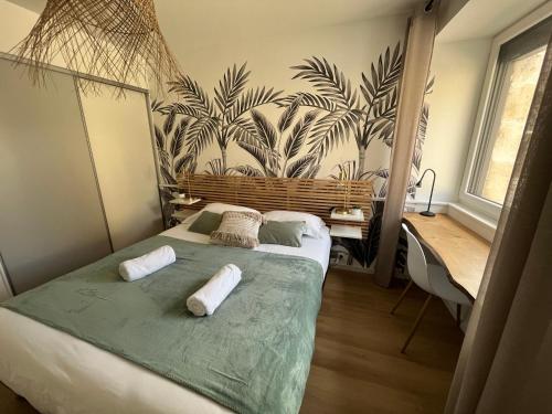une chambre avec un lit avec deux oreillers dessus dans l'établissement Appart-hôtel n 2 calme avec vue sur la piscine, petit-déjeuner, terrasse et parking, à Chouzelot