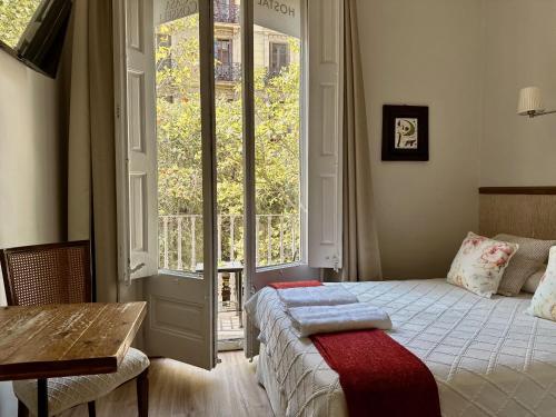 Postel nebo postele na pokoji v ubytování Casa Consell Gran Via, Guest House