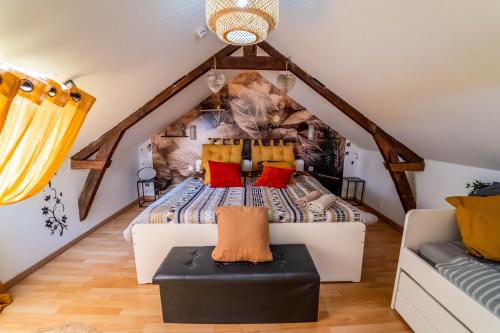 - une chambre mansardée avec un lit et un canapé dans l'établissement Double Appartement 10min d'Honfleur, à Honfleur
