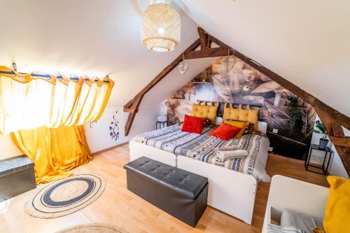 une chambre avec un lit dans un grenier dans l'établissement Double Appartement 10min d'Honfleur, à Honfleur