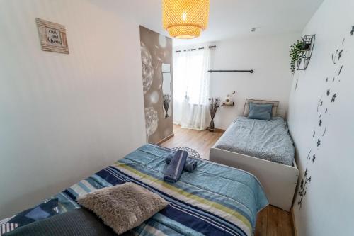 a bedroom with two beds and a window at Double Appartement Parking Honfleur 10min plage in Honfleur
