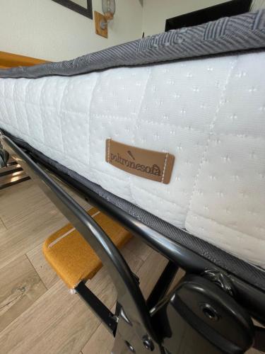 un matelas placé au-dessus d'une voiturette de lit dans l'établissement Appt avec vue panoramique sur le lac à Port Bourgenay, à Talmont-Saint-Hilaire