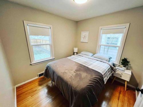 une chambre avec un grand lit et deux fenêtres dans l'établissement Bo's charming two bedroom with shared HOT TUB, à Billings