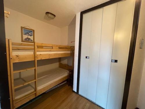 - une chambre avec des lits superposés et un placard dans l'établissement Appartement accueillant au pied des pistes avec balcon et cuisine équipée - FR-1-516-21, à Les Deux Alpes