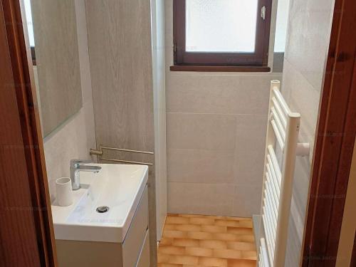 d'une petite salle de bains avec un lavabo et un escalier. dans l'établissement Studio convivial avec cabine, balcon, proche des commodités - Le Grand-Bornand - FR-1-458-117, au Grand-Bornand