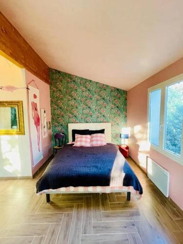 une chambre avec un lit avec une couette bleue dans l'établissement Maison de vacances près de Plan-d'Aups-Sainte-Baume, à Plan dʼAups