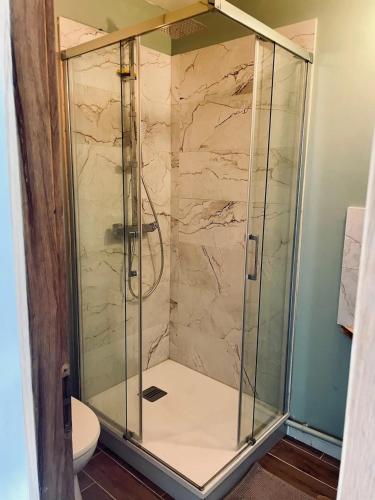 une douche avec une cabine en verre dans une salle de bain dans l'établissement Maison de vacances près de Plan-d'Aups-Sainte-Baume, à Plan dʼAups