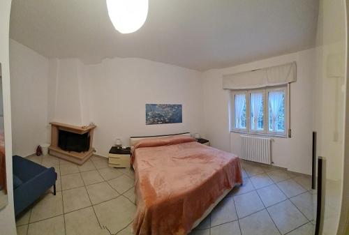 Un dormitorio con una cama y un televisor. en Angelo's House - Il Tanguero, en Pellezzano