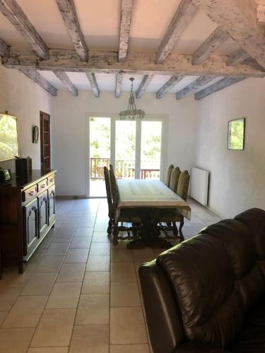 un salon avec une table et un canapé dans l'établissement Villa CapFerret sous les pins,bassin et océan à pied, à Lège-Cap-Ferret