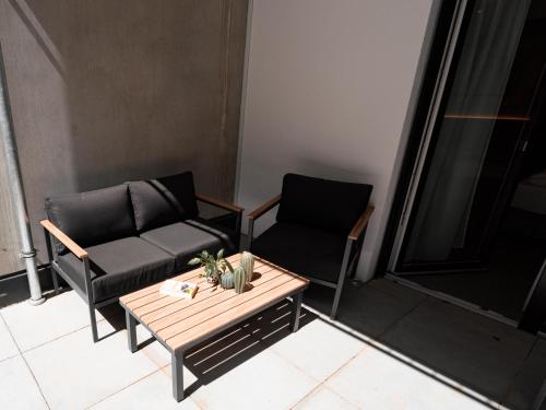 a living room with a couch and a coffee table at Boutique Hotel GreenLeaf in Sinzing