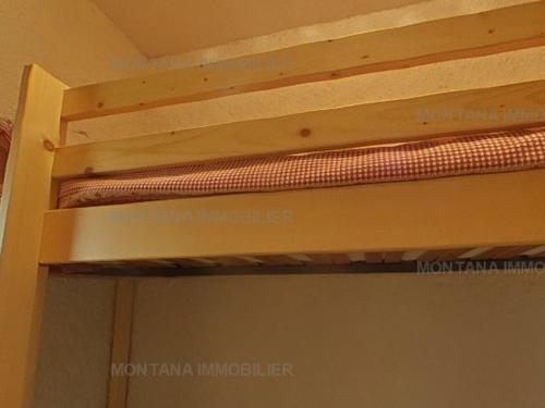 Ce lit superposé en bois se trouve dans un dortoir. dans l'établissement Studio cosy pour 4 au Grand-Bornand avec balcon - FR-1-458-207, au Grand-Bornand