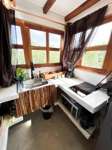 Η κουζίνα ή μικρή κουζίνα στο Loft con hermosa vista, terraza y wifi Starlink!