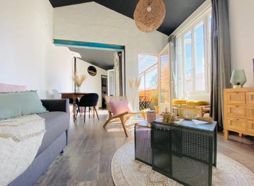 un salon avec un canapé et une table dans l'établissement La Rochelle Royale - Ville, à La Rochelle