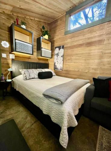 Кровать или кровати в номере Cozy Cabana with Large Private Outdoor Hot Tub