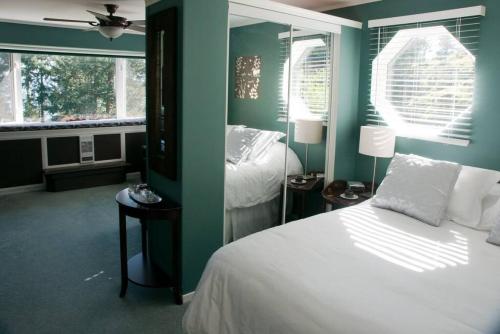 Oceanview Guest Suite with Large 2 Person Soaker Tubにあるベッド