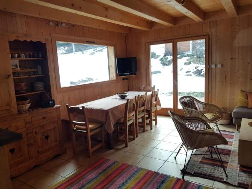 une salle à manger avec une table et des chaises dans l'établissement Chalet la Cry à St Gervais, à Saint-Gervais-les-Bains