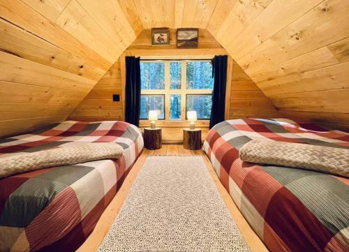 Postel nebo postele na pokoji v ubytování Slow-Go Log Cabin in the Woods with Cozy Woodstove