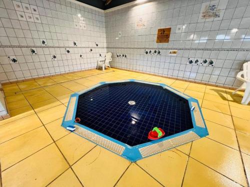 - une salle de sport avec une table de ping-pong à l'étage dans l'établissement mobil-home camping du ried, à Boofzheim