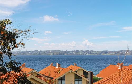 una vista de una gran masa de agua con casas en Marina Minde, en Egernsund