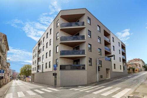 un edificio sul lato di una strada di Apartman Noovi - With private parking a Pola (Pula)