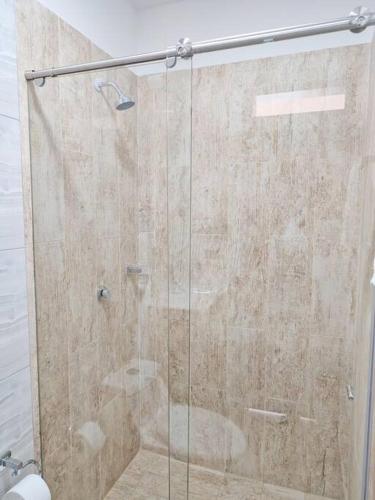 a shower with a glass door in a bathroom at Cómodo apartamento en San Vicente - Cali in Cali