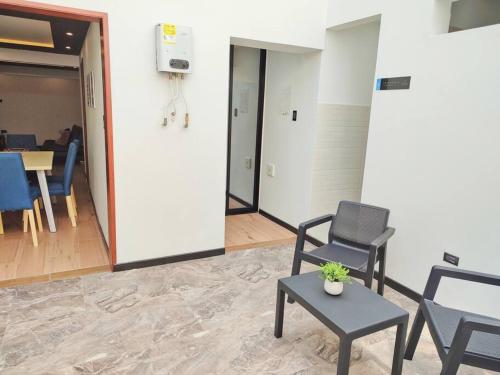 a room with two chairs and a table and a dining room at Cómodo apartamento en San Vicente - Cali in Cali