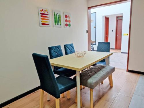 a dining room with a table and chairs at Cómodo apartamento en San Vicente - Cali in Cali