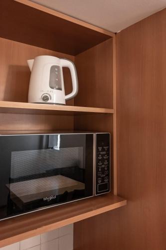 a microwave oven with a blender on top of it at Dorrego Premium in Rosario