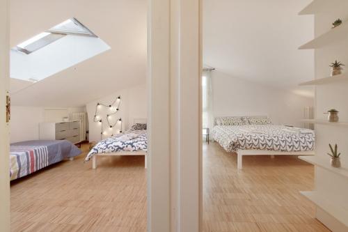 ヴェローナにあるLa Casa Della Luceのベッド2台と窓のある寝室