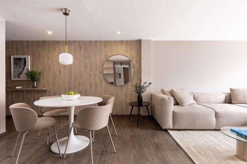 een woonkamer met een witte tafel en een bank bij Bogo64 in Bogota
