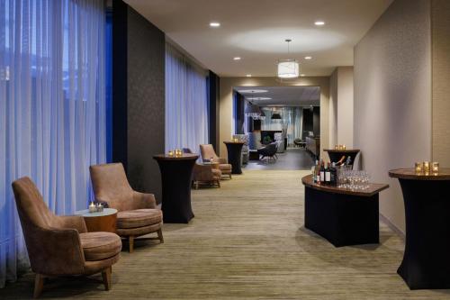 Coin salon dans l'établissement Courtyard by Marriott Prince George
