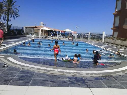 um grupo de pessoas numa piscina em Le Monte Carlo em Sousse