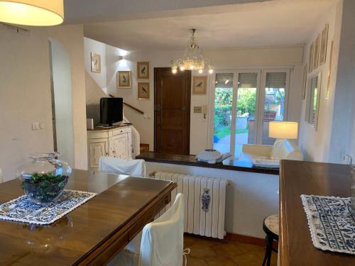 a kitchen and dining room with a table and chairs at Villino a 300 mt dal mare - A solo un'ora di treno dal centro di Roma in Anzio