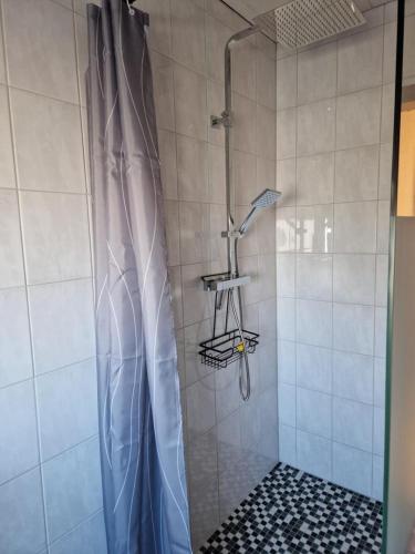 a shower with a shower curtain in a bathroom at NEU! Ferienwohnung Beim Hubert in Waldbröl