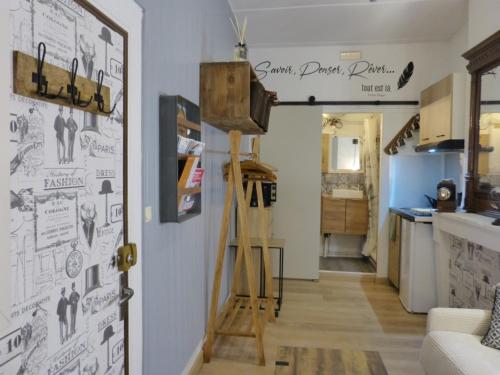 une chambre dotée d'un mur avec des dessins. dans l'établissement 2 studios en 1, parfait pour familles ou couples, à Besançon