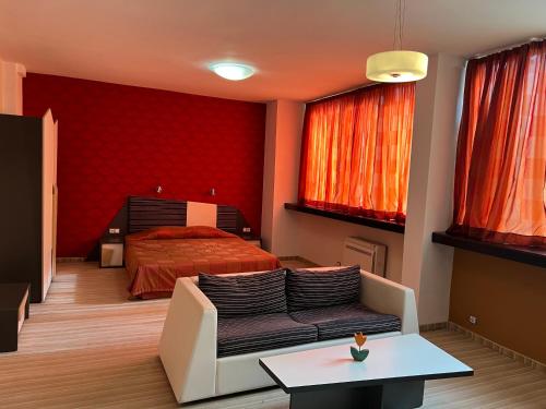 A bed or beds in a room at Hotel Dunav