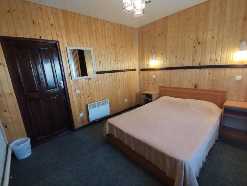 Postel nebo postele na pokoji v ubytování Urban Monkey Tent hostel & bar