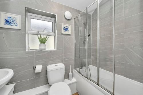 a bathroom with a toilet and a shower and a sink at Wherstead Rd House By Homestyles Hosts Short Lets & Serviced Accommodation Suffolk With Free Parking in Ipswich