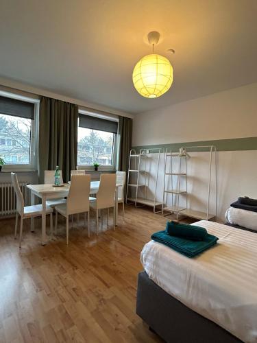 a bedroom with two beds and a table and chairs at Berner Bude 3, 2 SZ - top Anbindung in Hamburg