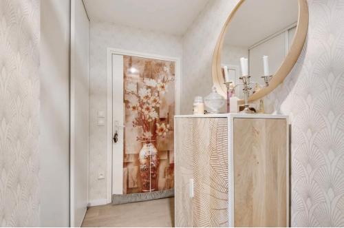 - un dressing avec un miroir et une commode dans l'établissement Appart'Hôtels Sacré Cœur Parking Gratuit, à Paris